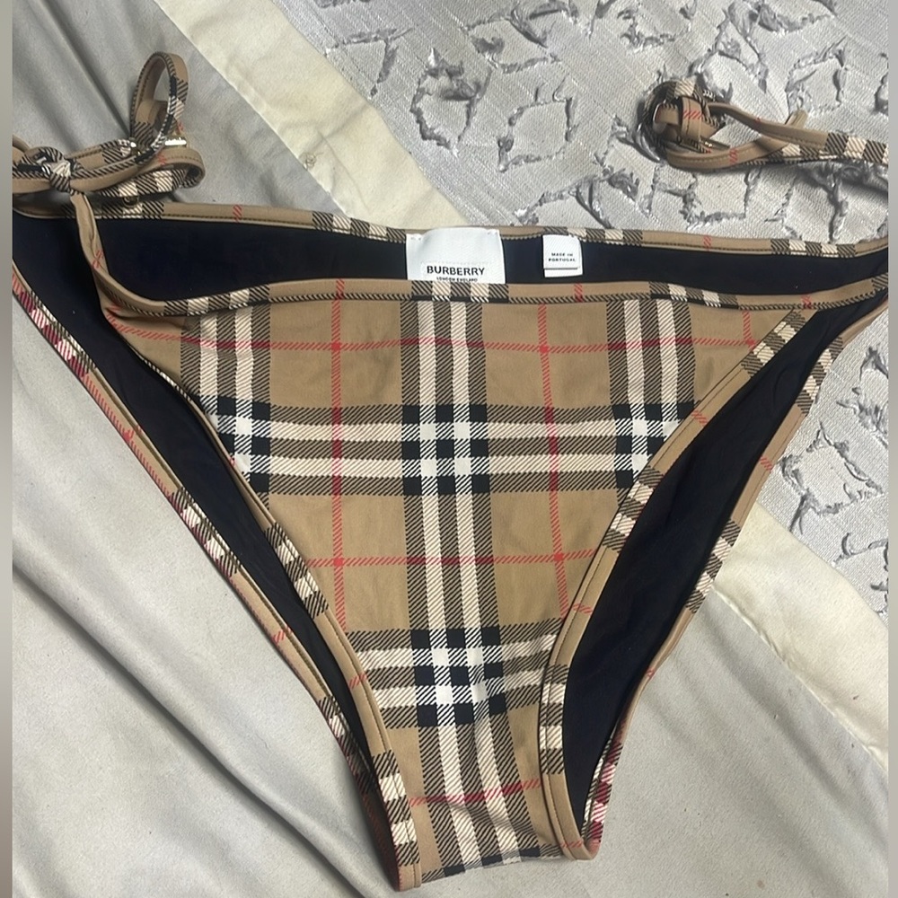 A triangle bikini in Burberry Check.
Stretch nylon.
Side-tie briefs.